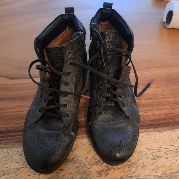 Think! Men\'s Black Boots Size 8/8.5